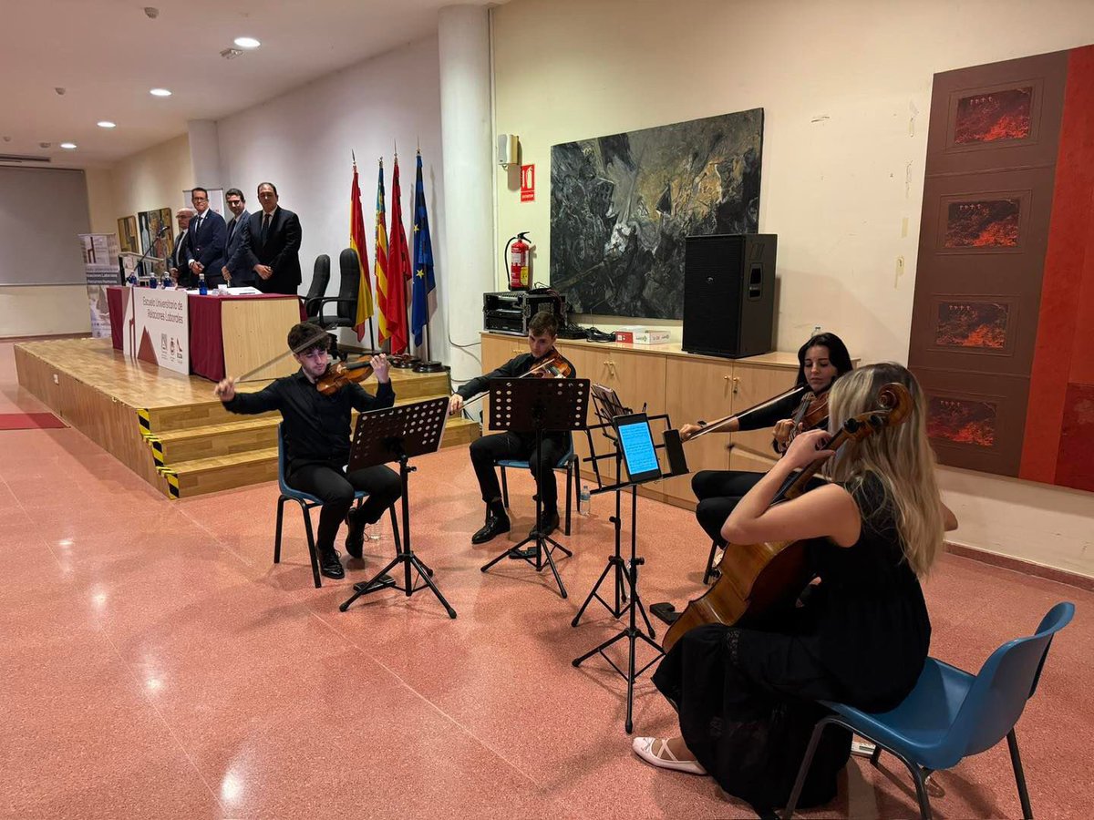 EurleElda's tweet photo. Agradecer al cuarteto de cuerda de la Orquesta Filarmónica de la Universidad de Alicante, que amenizó el pasado SOLEMNE ACTO DE APERTURA DEL CURSO ACADÉMICO 2023-2024 y GRADUACIÓN 🎼

Además cerró la ceremonia con el tradicional himno universitario “Gaudeamus Igitur”. https://t.co/AXIpuddzvk