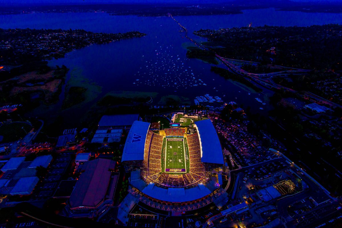 20 straight wins at The Greatest Setting in College Football! 
<a href="/UW_Football/">Washington Football</a> <a href="/UWAthletics/">Washington Athletics</a> #GreatestSettinginCollegeFootball #AllAboutTheW #GoDawgs #B1GFootball <a href="/B1Gfootball/">Big Ten Football</a> #PurpleReign <a href="/UWalum/">UW Alumni</a>