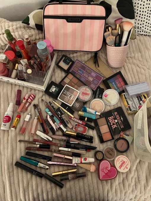 girl essentials 🎀