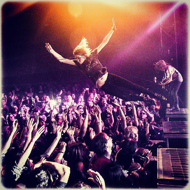 Emily pit dives and drum dives 🙌 
So incredible. #deadsara #emilyarmstrong 
Siouxsie and Sean are beyond incredible!! 
Never miss a Dead Sara show! 

📷 Chelsea Lauren