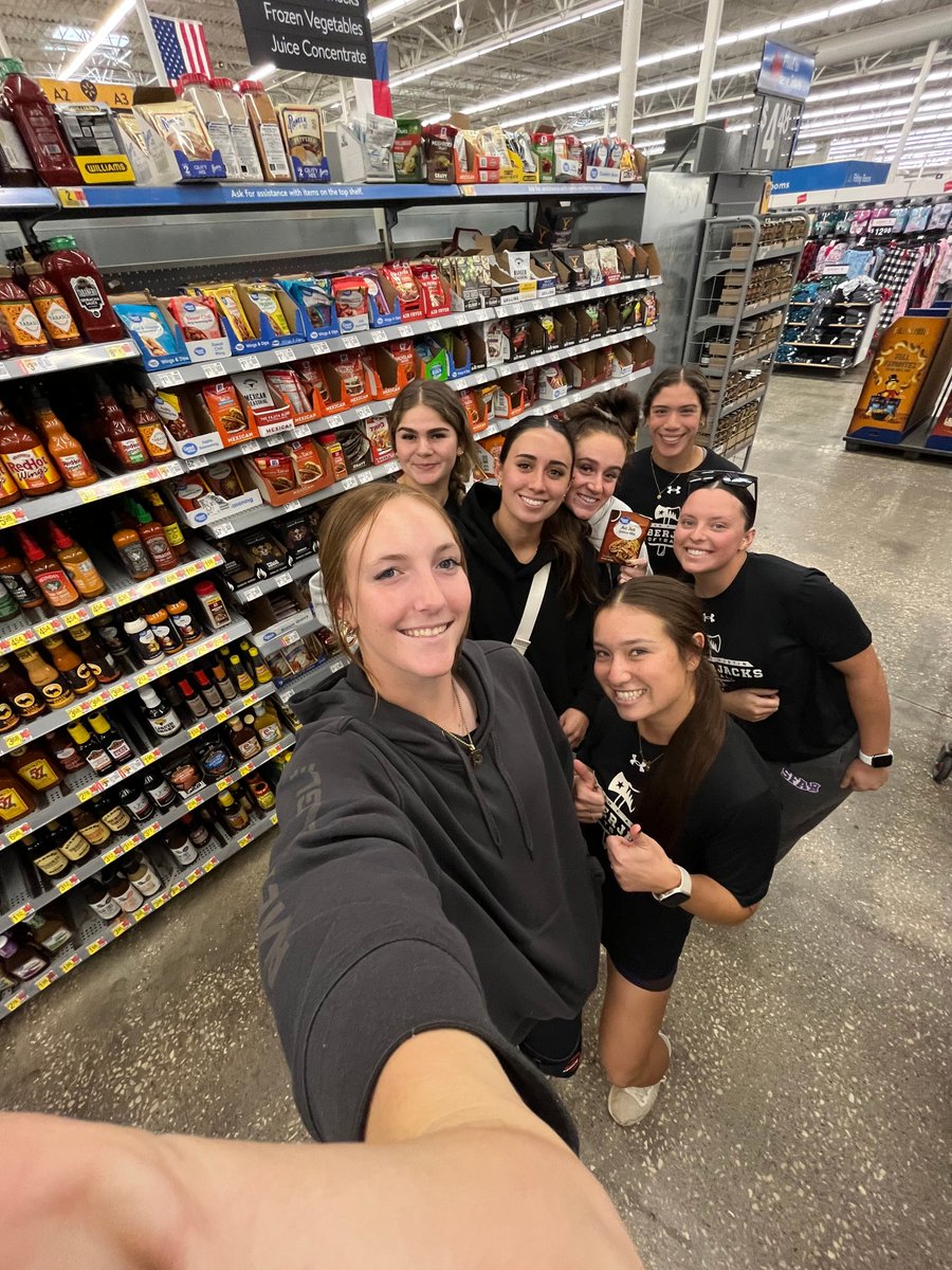 sfa_softball's tweet photo. We love giving back to our community and making sure families get food this Thanksgiving 💜

#AxeEm https://t.co/VmO7018KzJ
