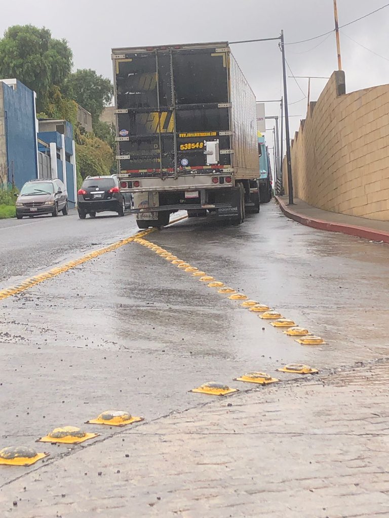 f_marz's tweet photo. @susymx @RominaCDV @HuixquiGob @HuixquiTV Pésimo, solo van a ocasionar accidentes porque ya están bloqueando la salida. https://t.co/DbwxvKmI5c