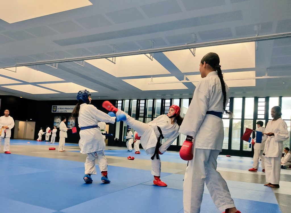 creteil_unss's tweet photo. Formation des Jeunes Arbitres 🥋 #Karaté 

50 jeunes qui organisent, se rencontrent et arbitrent 
#GénérationResponsable @AcCreteil

@leblanc_mesnil @unss_93 @AFCAM_Nationale @ffkarate https://t.co/VPUCU5fsg0