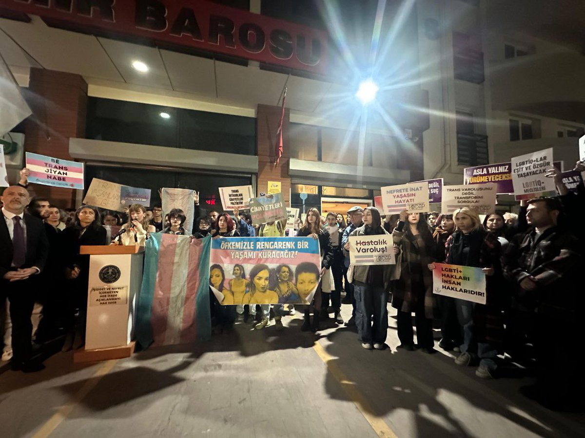 Trans cinayetlerini durduracağız, eşit yaşayacağız ✊🏼🏳️‍⚧️

20 Kasım Nefret Suçuna Maruz Kalan Transları Anma Günü için Nefret Suçlarıyla Mücadele Derneği ile İzmir Barosu önündeydik.