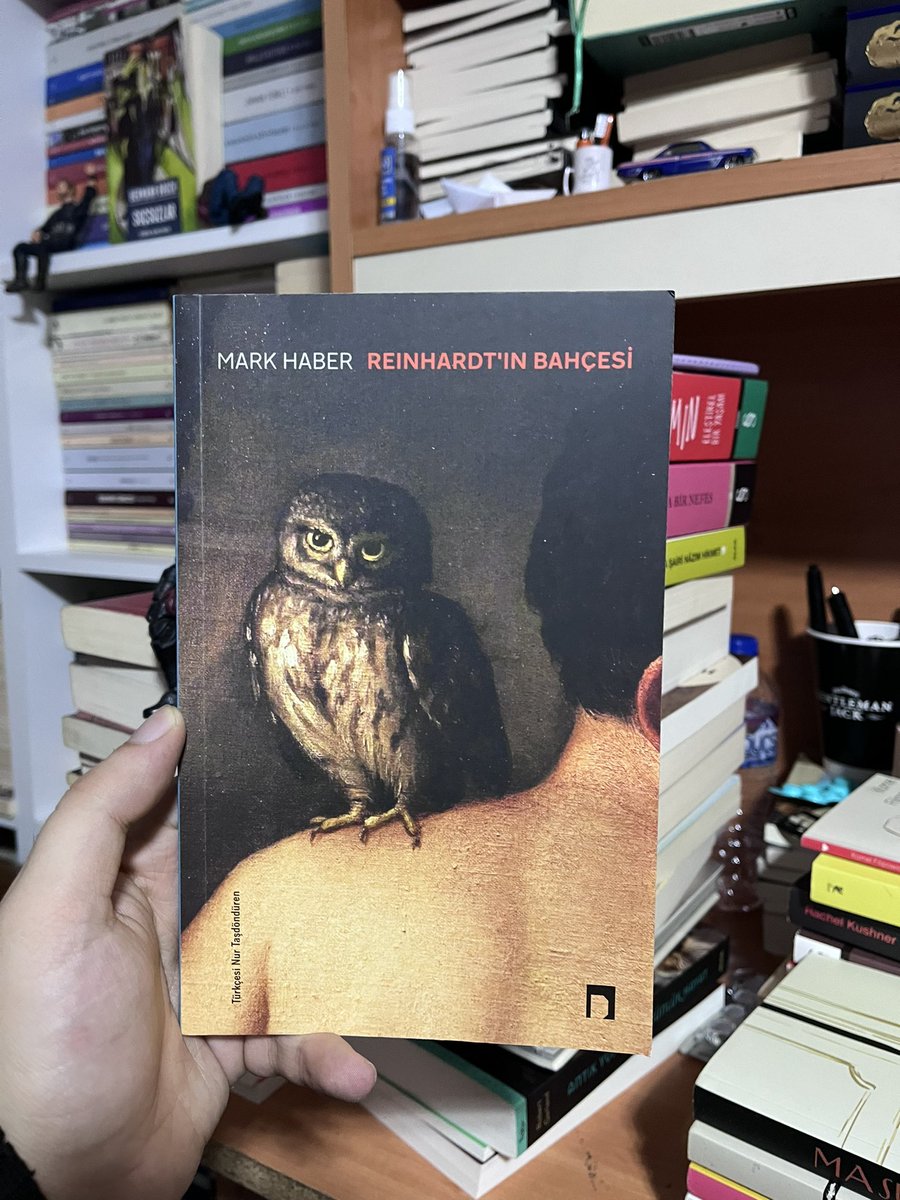 onurhanersoy's tweet photo. Çok iyi kitap. Melankoli üzerine ama ne ruhsuz ruhsuz otopsi masasına yatırıyor ne de kıyamet pazarlıyor. Şakasız ve komik. Tek paragraflık yoğun bir metin. Çok sevdim. Okuduktan sonra etkisini uzatabilmek için bir de İvan İlyiç’in ölümünü okuyabilirsiniz. https://t.co/GCSJh0kgoa