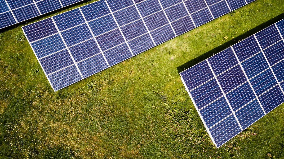 SimpleSolar_co's tweet image. Solar energy offers a clean, renewable way to power your home while reducing your reliance on the grid. It can significantly lower or even eliminate your electricity bills, saving you money over the long term. Solar panels can also increase your home’s value!