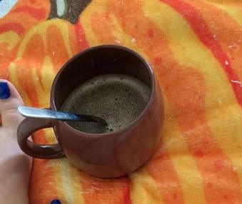 Seule chez moi ce soir, je me réchauffe comme je peux...

Qu'est-ce que j'aimerais avoir quelqu'un à genou qui me lèche les pieds pendant que je profite de mon café bien chaud☕️
