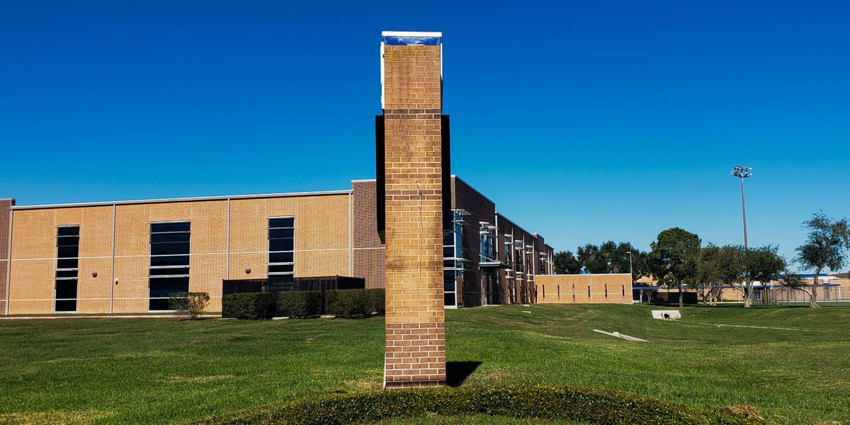 ledpartnershtx's tweet image. Excited to showcase our latest LED screen installation at Dickinson High School, part of Dickinson ISD! 🌟 This state-of-the-art technology enhances campus life and keeps the community informed and engaged. Go Gators! 🐊💙 #LEDPartners #SchoolPride #DickinsonISD #GoGators