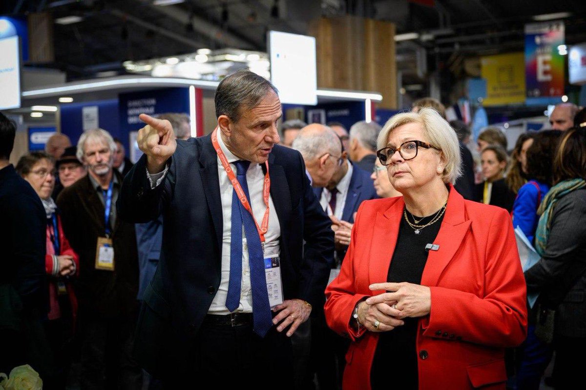 Riches echanges avec <a href="/CaVautrin/">Catherine Vautrin</a> que j’accueillais au salon des <a href="/l_amf/">AMF | Association des maires de France</a> sur le stand de <a href="/caissedesdepots/">Caisse des Dépôts</a> pour partager les priorités de <a href="/BanqueDesTerr/">Banque des Territoires</a> : renovation thermique des logements sociaux, des bâtiments publics, eau, decarbonation des transports, revitalisation des villes