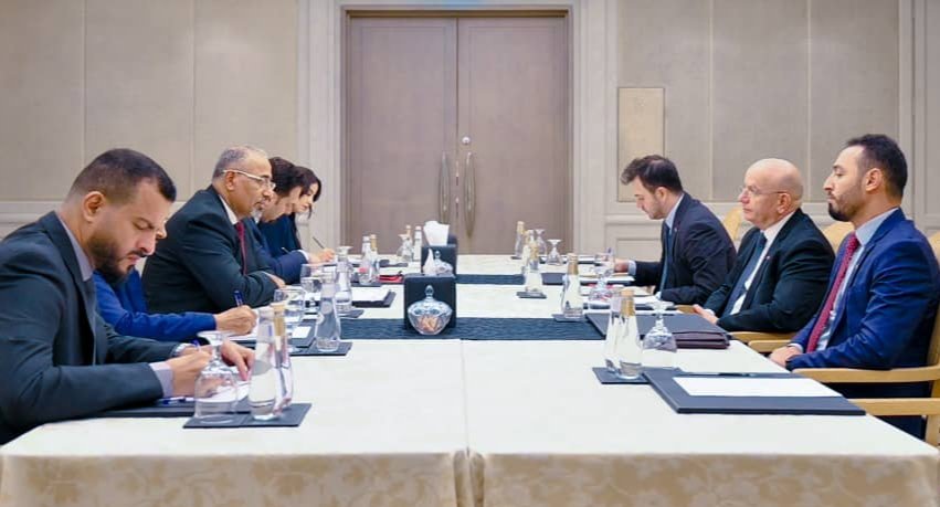 لقاءات سياسية مكثفة تشهدها الرياض وكان حصاداليوم حراك سياسي خارجي وبرنامج مكثف للقاءات الرئيس عيدروس الزبيدي مع سفراء عدد من الدول الشقيقة والصديقة .
تأتي جهود الزبيدي المكثفة في ظل تطورات اقليمية ودولية هامة تشهدها المنطقة وملف اليمن بشكل عام وملف قضية شعب الجنوب بشكل خاص