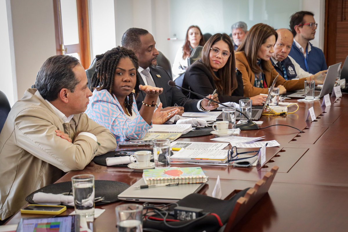 DNP_Colombia's tweet photo. Nuestro director @AlexLopezMaya participa en la Comisión de Alto Nivel sobre el cumplimiento de Acuerdos del Paro Cívico de Buenaventura, ratificando que nuestro Gobierno llegó para garantizar a esta región agua potable, saneamiento básico, vivienda, salud, educación, entre otros https://t.co/RxanXVJCDd