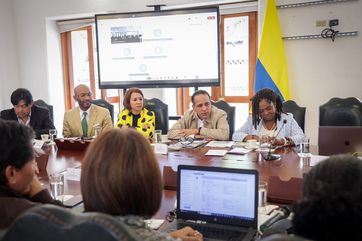 DNP_Colombia's tweet photo. Nuestro director @AlexLopezMaya participa en la Comisión de Alto Nivel sobre el cumplimiento de Acuerdos del Paro Cívico de Buenaventura, ratificando que nuestro Gobierno llegó para garantizar a esta región agua potable, saneamiento básico, vivienda, salud, educación, entre otros https://t.co/RxanXVJCDd