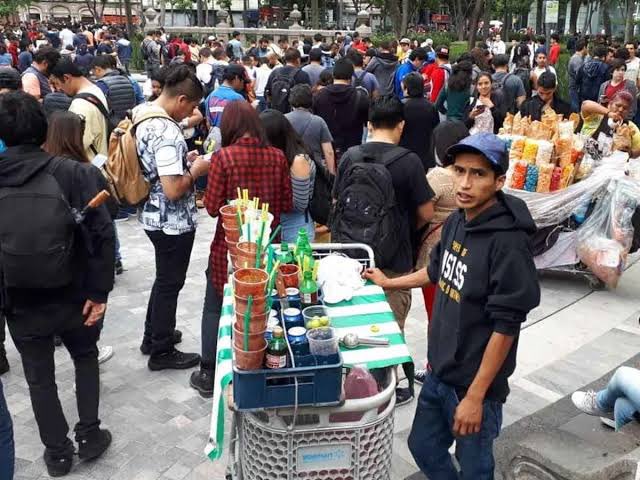 adikraj1's tweet photo. Entonces, ¿la “Cuarta Transformación” significa transformar todo en tianguis? ¿O cómo está el rollo?

Porque están bien chingones para decirle “clasistas” a todos los capitalinos que se quejan de que los monumentos históricos y las vías peatonales se vean impresentables y sean intransitables, pero omiten que:

- Gran parte de lo que se vende es piratería, mercancía china y alimento sin supervisión sanitaria;

- Muchos de los vendedores ambulantes están coludidos o son controlados por la delincuencia organizada, y hasta por la mafia china;

- Los vendedores ambulantes viven en la informalidad, y por lo tanto ni siquiera contribuyen impuestos para mantener las calles y monumentos que se están apropiando;

- Lo verdaderamente “clasista” es romantizar y defender todo lo anterior, de tal forma que se exenta a las autoridades de arreglar la problemática de la informalidad, la venta de mercancía ilícita, la colusión con la delincuencia organizada y el secuestro de los espacios públicos y turísticos de TODOS. 

Su idiosincrasia dedicada a justificar, romantizar y defender la mediocridad es digna de estudio. 

Los clasistas son ustedes, que creen que toda esa gente y México en general no merece orden, respeto y legalidad.