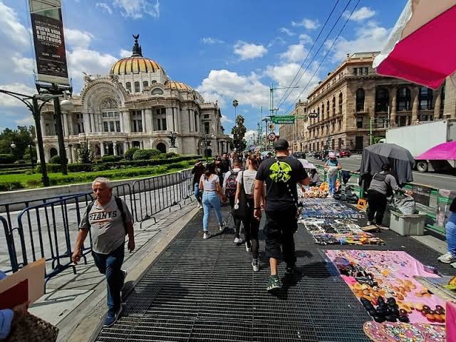 adikraj1's tweet photo. Entonces, ¿la “Cuarta Transformación” significa transformar todo en tianguis? ¿O cómo está el rollo?

Porque están bien chingones para decirle “clasistas” a todos los capitalinos que se quejan de que los monumentos históricos y las vías peatonales se vean impresentables y sean intransitables, pero omiten que:

- Gran parte de lo que se vende es piratería, mercancía china y alimento sin supervisión sanitaria;

- Muchos de los vendedores ambulantes están coludidos o son controlados por la delincuencia organizada, y hasta por la mafia china;

- Los vendedores ambulantes viven en la informalidad, y por lo tanto ni siquiera contribuyen impuestos para mantener las calles y monumentos que se están apropiando;

- Lo verdaderamente “clasista” es romantizar y defender todo lo anterior, de tal forma que se exenta a las autoridades de arreglar la problemática de la informalidad, la venta de mercancía ilícita, la colusión con la delincuencia organizada y el secuestro de los espacios públicos y turísticos de TODOS. 

Su idiosincrasia dedicada a justificar, romantizar y defender la mediocridad es digna de estudio. 

Los clasistas son ustedes, que creen que toda esa gente y México en general no merece orden, respeto y legalidad.
