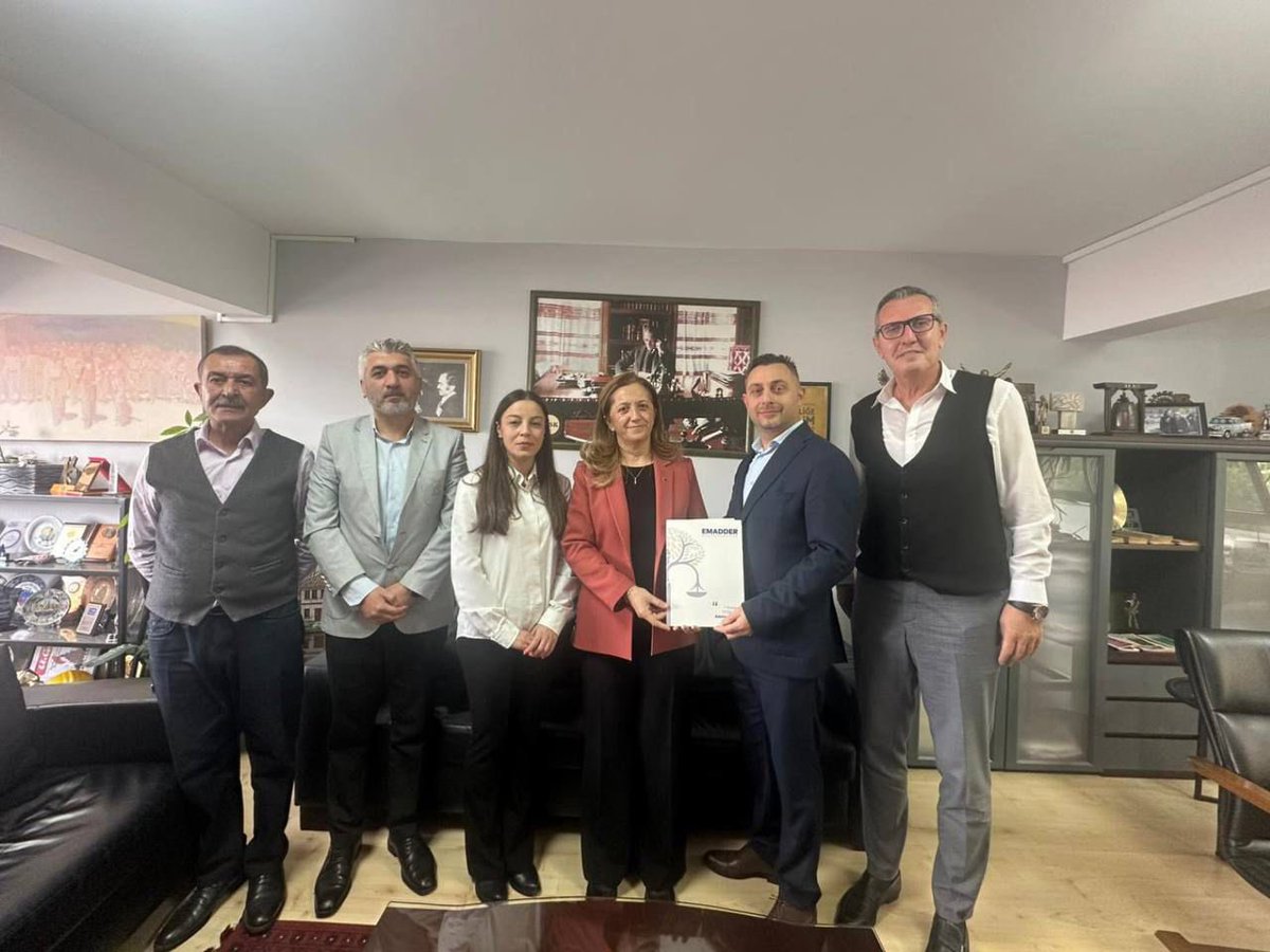 EmadDernegi's tweet photo. EMADDER OLARAK HER PLATFORMDA KADEMELİ EMEKLİLİK İÇİN MÜCADELE EDİYORUZ ‼️ ‼️ ‼️

EMAD DERNEĞİ olarak Yılmadan usanmadan 1 güne 17/20 yıl emekliliğe erişimde yaş farkı olmayacağını anlatmaya devam ediyoruz‼️‼️

Disk Konfederasyonu @diskinsesi Genel Başkanı Sayın Arzu Çerkezoğlu @ArzuCerkezoglu’ na işçinin mağduriyetleri konusundaki hassasiyeti ve KADEMELİ EMEKLİLİK mücadelemiz için yaptığımız  ilk mitingimizden itibaren yanımızda olduğu için  teşekkür ederiz. ‼️ ‼️

EMAD DERNEĞİ Yöneticilerimizin , 
Sayın Arzu Çerkezoğlu ile geçen hafta yapmış olduğumuz görüşmenin ardından TBMM’nde BİZİM sesimiz olmuştur ‼️ ‼️

İşçi ve emekçinin sorunlarını anlatmak üzere, TBMM’de grubu olan partileri ziyaretleri kapsamında;  emeklilikte adaletin sağlanması ve  kademeli emeklilik düzenlemesinden ve derneğimizin taleplerinden  bahsetmiştir. ‼️ ‼️

Sağlık, Aile, Çalışma ve Sosyal İşler Komisyon Başkanı Sayın Vedat Bilgin’ in de @vedatbilgn  katılmış olduğu basın açıklamasında talebimiz direk olarak muhataplarına iletilmiştir ‼️ ‼️

Diğer işçi sendikaları konfederasyonları
Türk-İş @turkiskonf Başkanı Ergün Atalay  ve
Hak.iş @hakiskonf Konfederasyonu Başkanı  Mahmut Aslan’ dan 
aynı duyarlılığı bekliyor işçinin sesine ses olmalarını istiyoruz ‼️ ‼️

Bu vesile ile randevu taleplerimizi yeniliyoruz. ‼️

Herzaman söylediğimiz gibi KADEMELİ EMEKLİLİK çıkana kadar haklarımızı alana kadar her platformda olmaya , görüşmeye devam edeceğiz. ‼️ ‼️

@ArzuCerkezoglu 
Ergün Atalay
@vedatbilgn 
@diskinsesi 
@isikhanvedat 
@_cevdetyilmaz 
@hakiskonf 
@MemurSenKonf 
@KESK1995
@turkiskonf

#KademeHemenYasaya