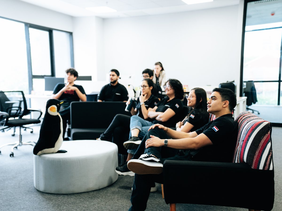 PenguinsTribe's tweet image. 📢 #CodePRO Updates
La fase The Huddle está por terminar, y los participantes pronto iniciarán especializaciones en Web Development y Data Science. 🚀
¿Vos querés sumarte al mundo tech? ¡Prerregistro abierto! 💻✨
🔗 penguin.academy/dl/de6ccd