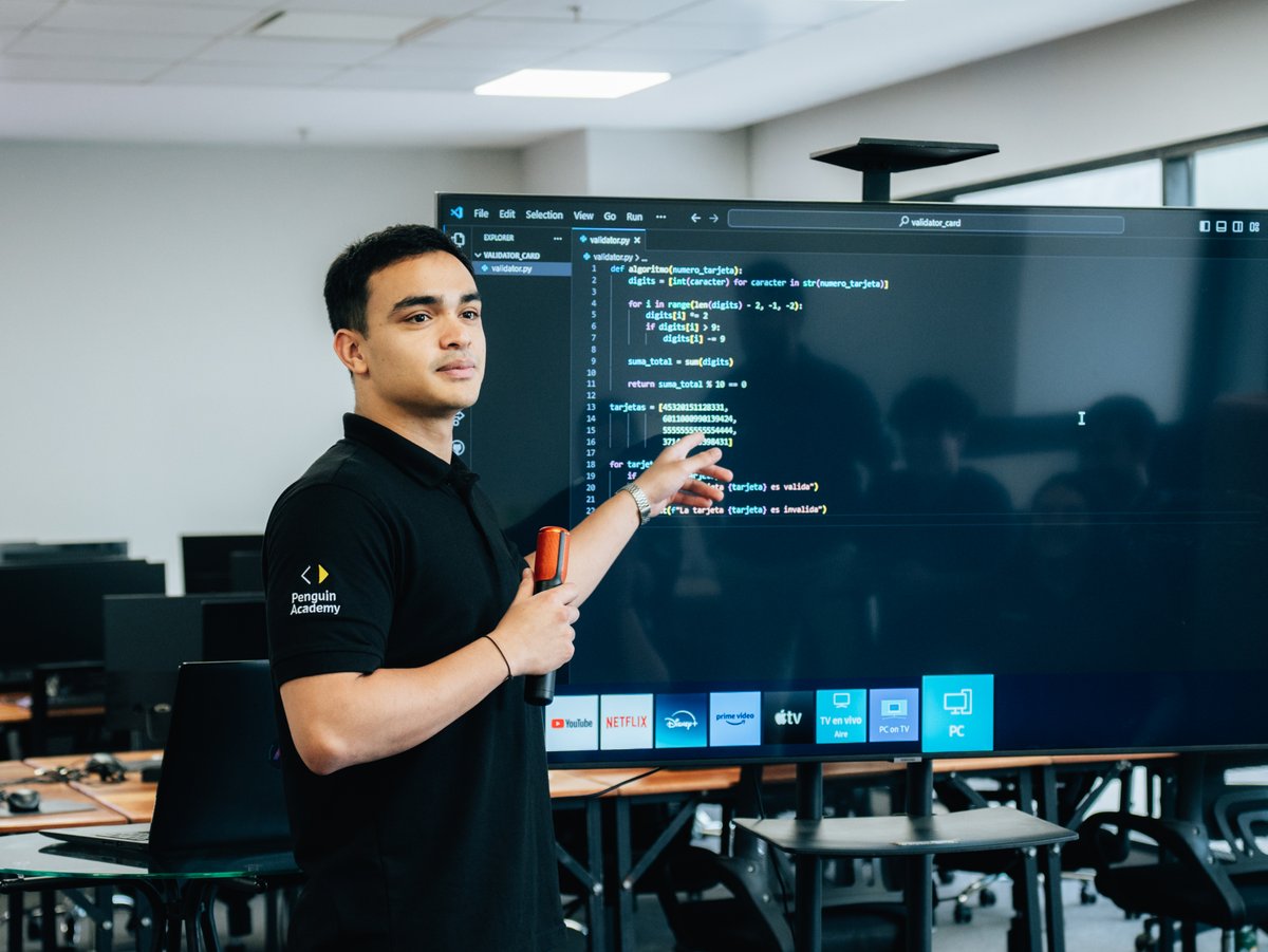 PenguinsTribe's tweet image. 📢 #CodePRO Updates
La fase The Huddle está por terminar, y los participantes pronto iniciarán especializaciones en Web Development y Data Science. 🚀
¿Vos querés sumarte al mundo tech? ¡Prerregistro abierto! 💻✨
🔗 penguin.academy/dl/de6ccd