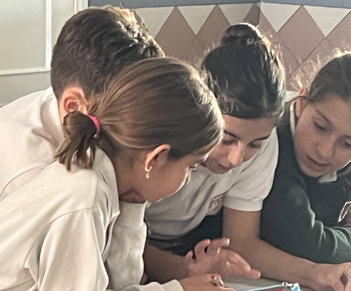 Tarde de resolución de problemas. Buscar, ordenar, leer, pensar, colaborar y resolver. Todo ello con puzzles de problemas de varias operaciones. Cómo dicen mis chic@s , ¡muy divertido pero qué difícil 😜!
#trabajoesfuerzoydiversion 
<a href="/CELosRosales/">Colegio Los Rosales</a>