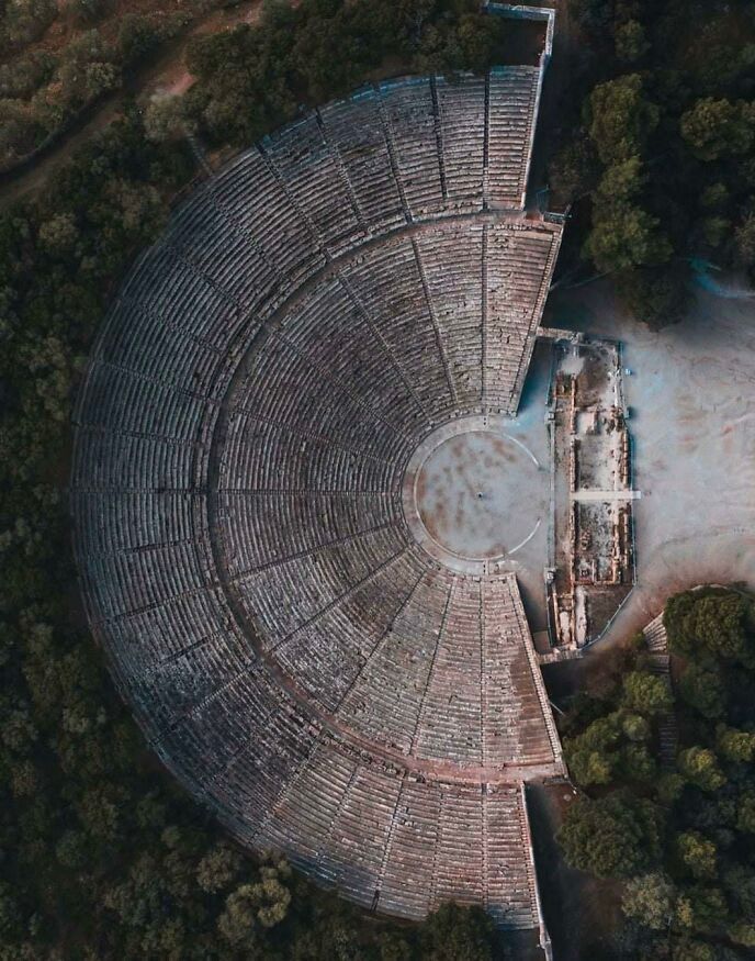 When you think of Ancient Greece, what is the first thing that comes to mind?

The Olympics? Aristotle? The Parthenon? 

Well, Greek theaters might just be the greatest symbol of the ancient world that we have all missed out on... 🧵