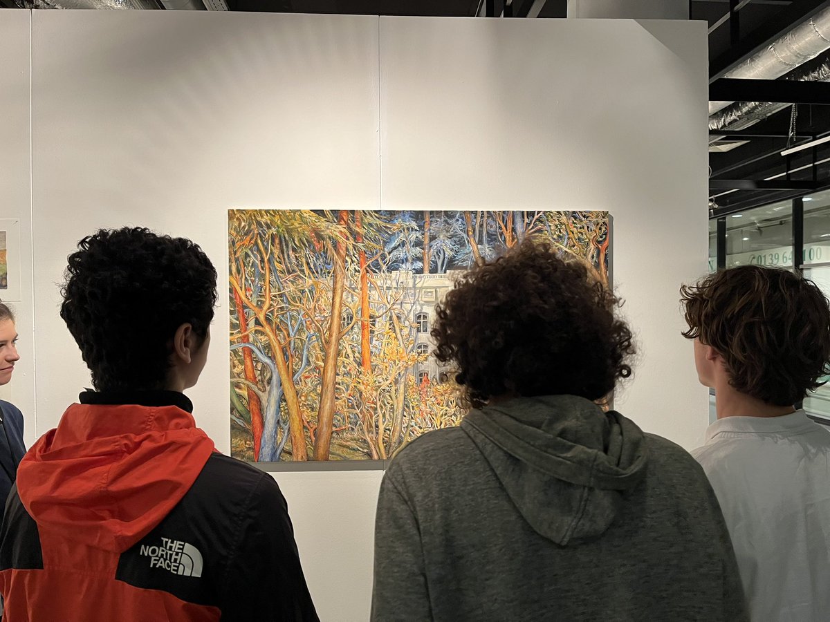 hdamonod's tweet photo. Visite guidée de l’exposition « Montagne » de @NicolasDeCrecy à l’#espacejacquesvilleglé pour les élèves de #MonodElB en 1ère option #HDA. Les œuvres fascinent les élèves qui s’adonnent à de multiples interprétations et choisissent de conserver un souvenir dessiné. https://t.co/XyRl0c540T