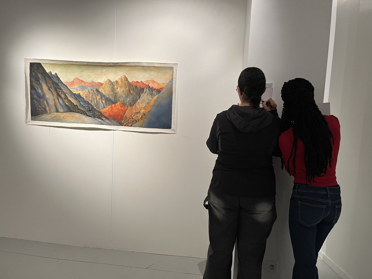 hdamonod's tweet photo. Visite guidée de l’exposition « Montagne » de @NicolasDeCrecy à l’#espacejacquesvilleglé pour les élèves de #MonodElB en 1ère option #HDA. Les œuvres fascinent les élèves qui s’adonnent à de multiples interprétations et choisissent de conserver un souvenir dessiné. https://t.co/XyRl0c540T