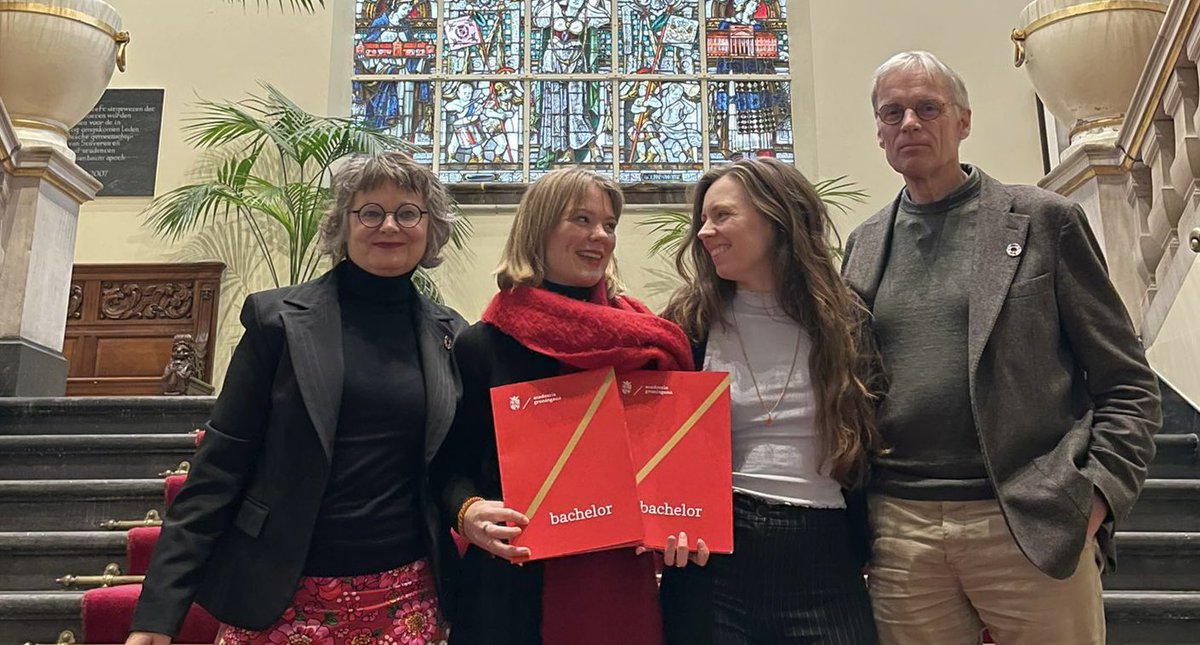 miekelvdzande's tweet image. Daar staat ze. Onze dottir Sabien. Met haar twee bachelors #psychologie #filosofie