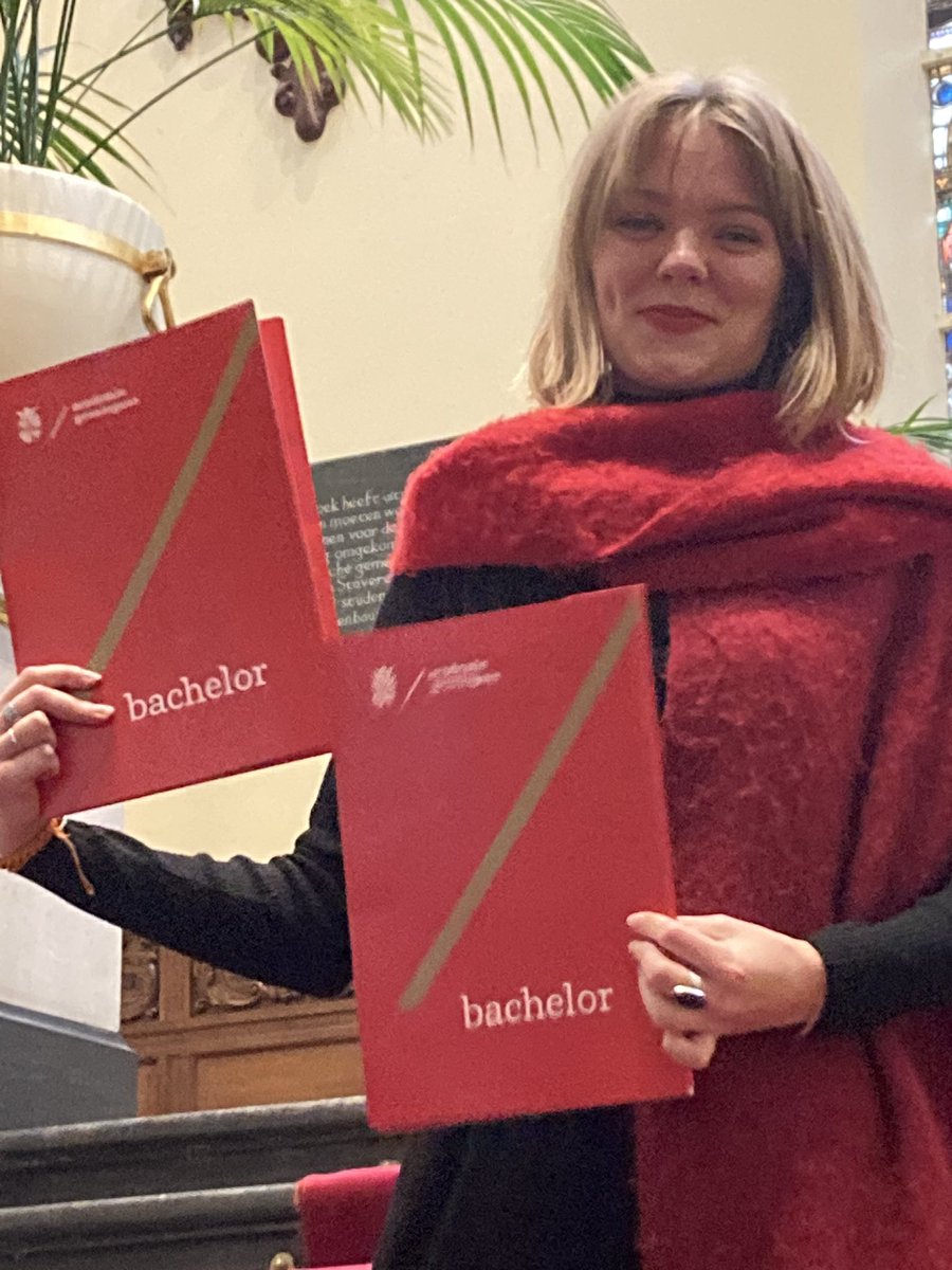 miekelvdzande's tweet image. Daar staat ze. Onze dottir Sabien. Met haar twee bachelors #psychologie #filosofie