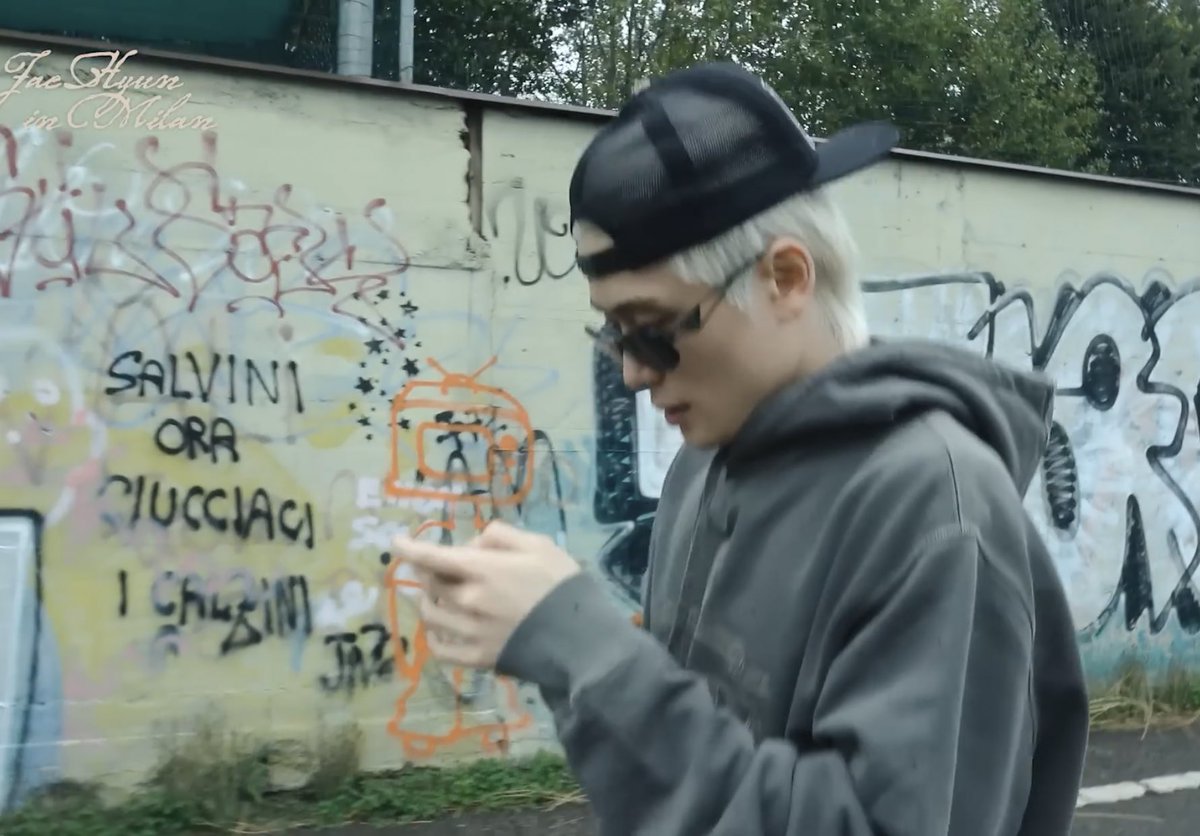 jaehyun con dietro scritto 'salvini ora ciucciaci i calzini' ARTE MAESTRIA SAPIENZA SACRIFICIO