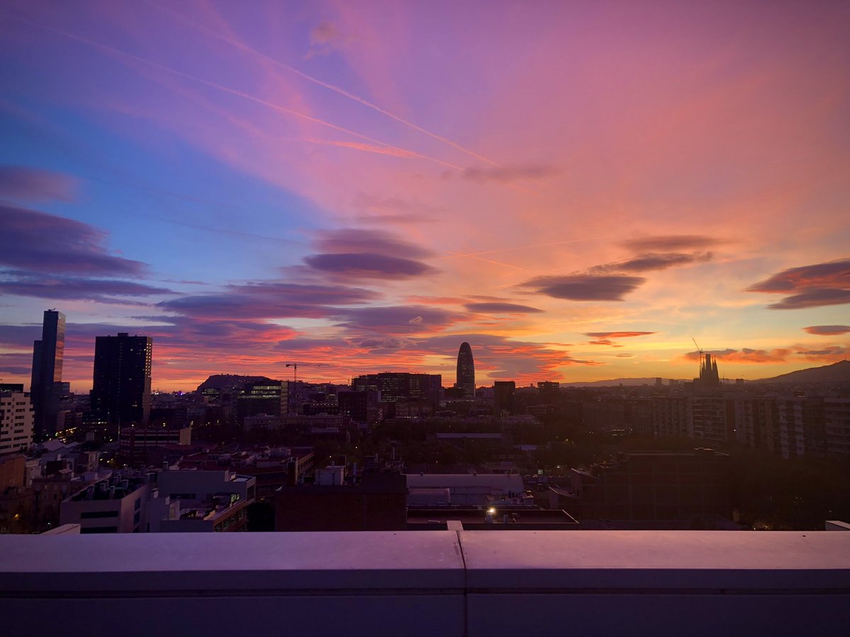 Puesta del sol en Barcelona #Barcelona #puestadelsol #sunset #Catalunya @eltempsTV3 <a href="/meteocat/">Meteocat</a>