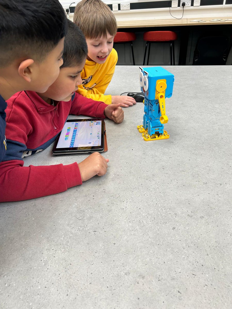 Last week, Class 3/4 visited the library. They designed and made tags and plaques using computer design programs. They are pleased with their  classroom sign. They also got to control a robot to perform different movements. As always, a huge thank you to @DarlLibs 💙.