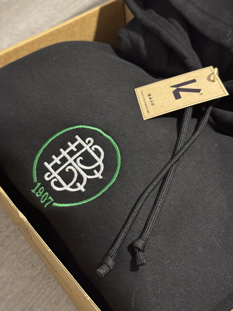 ElMagoBotas_'s tweet photo. Sorteo bético navideño de la mano de @KornerLabs para llevarte una sudadera a elegir por el ganador.

Requisitos:

1. Dar RT + Me Gusta.
2. Seguir a @ElMagoBotas_ y @KornerLabs
3. Mencionar a dos amigos.

El ganador se dará a conocer el 1 de diciembre.

Mucha suerte 💚🎄 https://t.co/Q2b6Nmmbw7