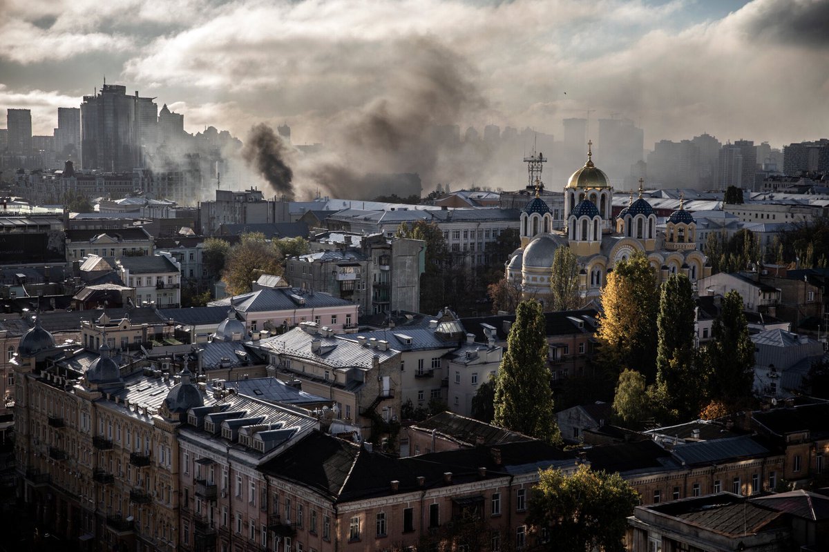 KAMALKISHORGOD6's tweet photo. @EuropeInvasions 🚨🇷🇺BREAKING: Western officials FLEE Kiev as Russia prepare large scale air attacks.

This is the result of weak leaders. https://t.co/3fryQ8Hhhu