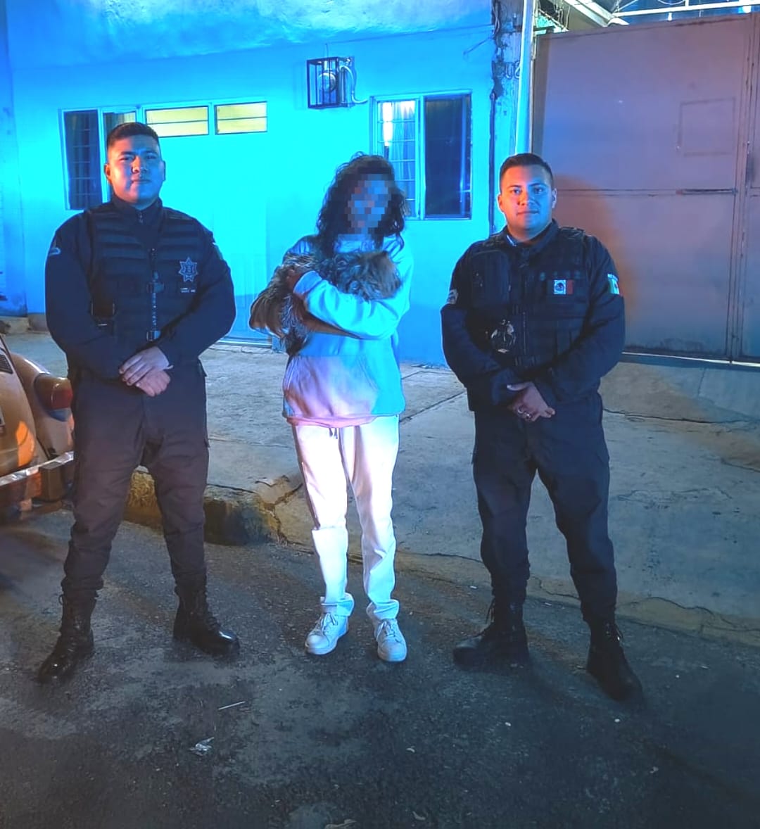 seguridadneza's tweet photo. Compartimos la acción que realizaron policías del sector "Pantitlán" 👮🏻👮🏻♂️ quienes resguardaron a un canino 🐶 reportado como extraviado en los grupos de WhatsApp 📲 de las #RedesVecinales 🏘️.
Gracias a estas acciones, Tango 🐕 fue entregado a su dueña. https://t.co/PYYPQ20RWF