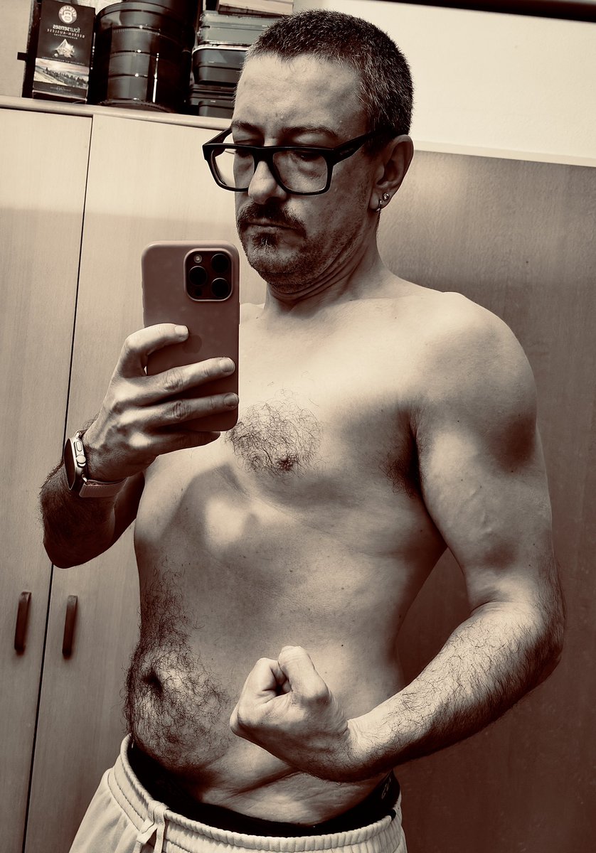 If you see this picture of me (it’s for Romeo, a gay dating site/app), what word would fit me?

Normal? Thin? Small belly? Muscled? Athletic?

I’m really insecure about this, and can’t decide.
