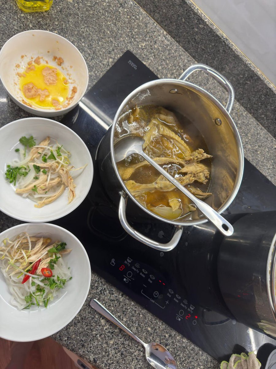 Chronemaster's tweet photo. 炖碗鸡汤，暖暖身子😋 https://t.co/6BOY31Cxrk