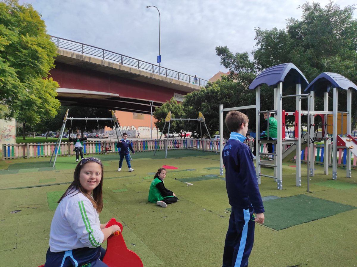 Los alumnos del aula específica han podido disfrutar de un día de turismo por nuestra ciudad. Gracias a la donación de un papá de nuestro colegio, hemos podido disfrutar de un paseo en el bus turístico y de una posterior visita a un parque.