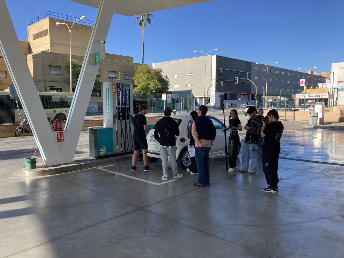 essanjeronimo's tweet image. Hoy nos han visitado los estudiantes de la @FCom_US y Galgo Films, para grabar en nuestras instalaciones un cortometraje. 
Mucha suerte y encantados de echaros una mano!!👍