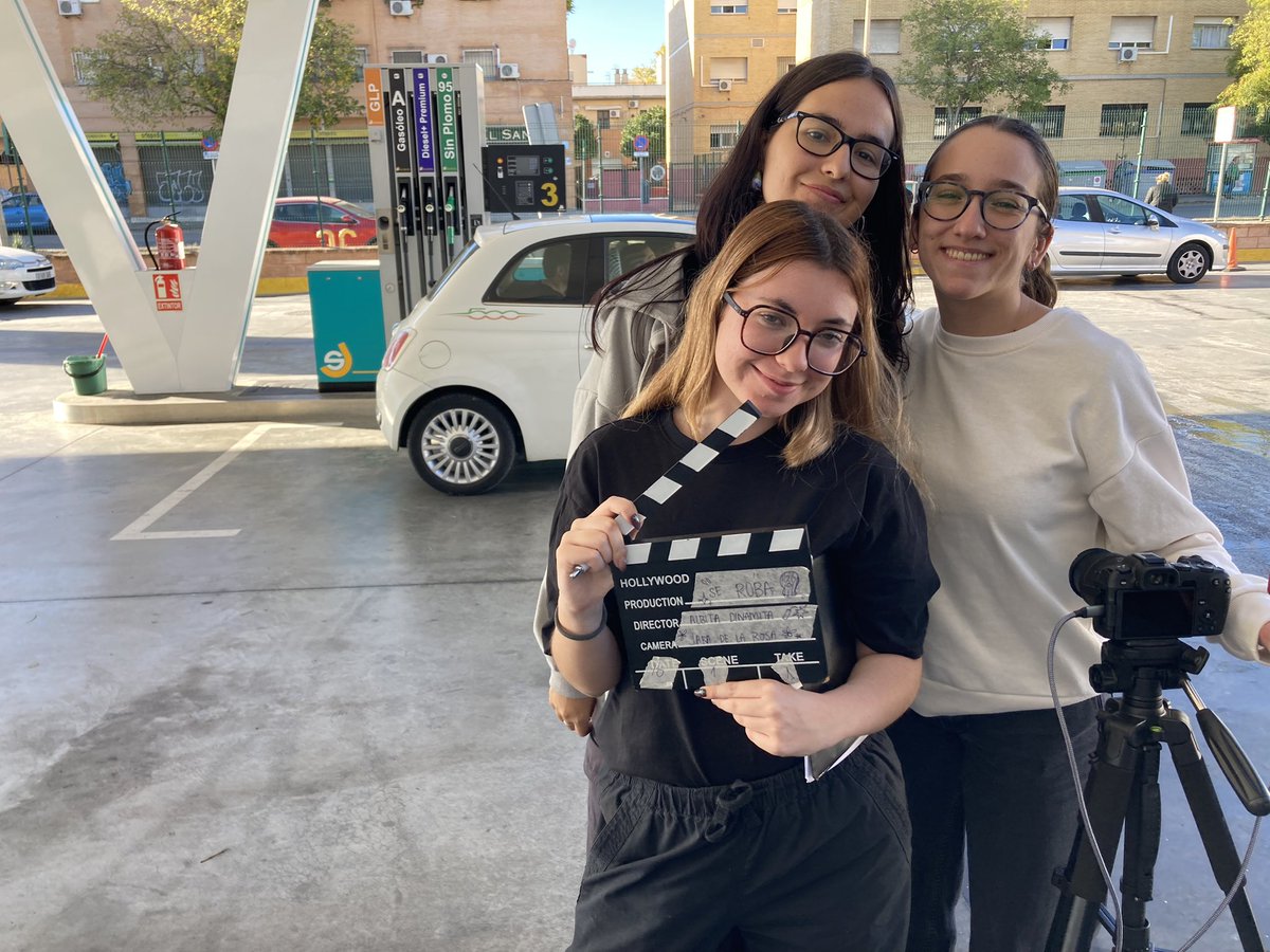 essanjeronimo's tweet image. Hoy nos han visitado los estudiantes de la @FCom_US y Galgo Films, para grabar en nuestras instalaciones un cortometraje. 
Mucha suerte y encantados de echaros una mano!!👍