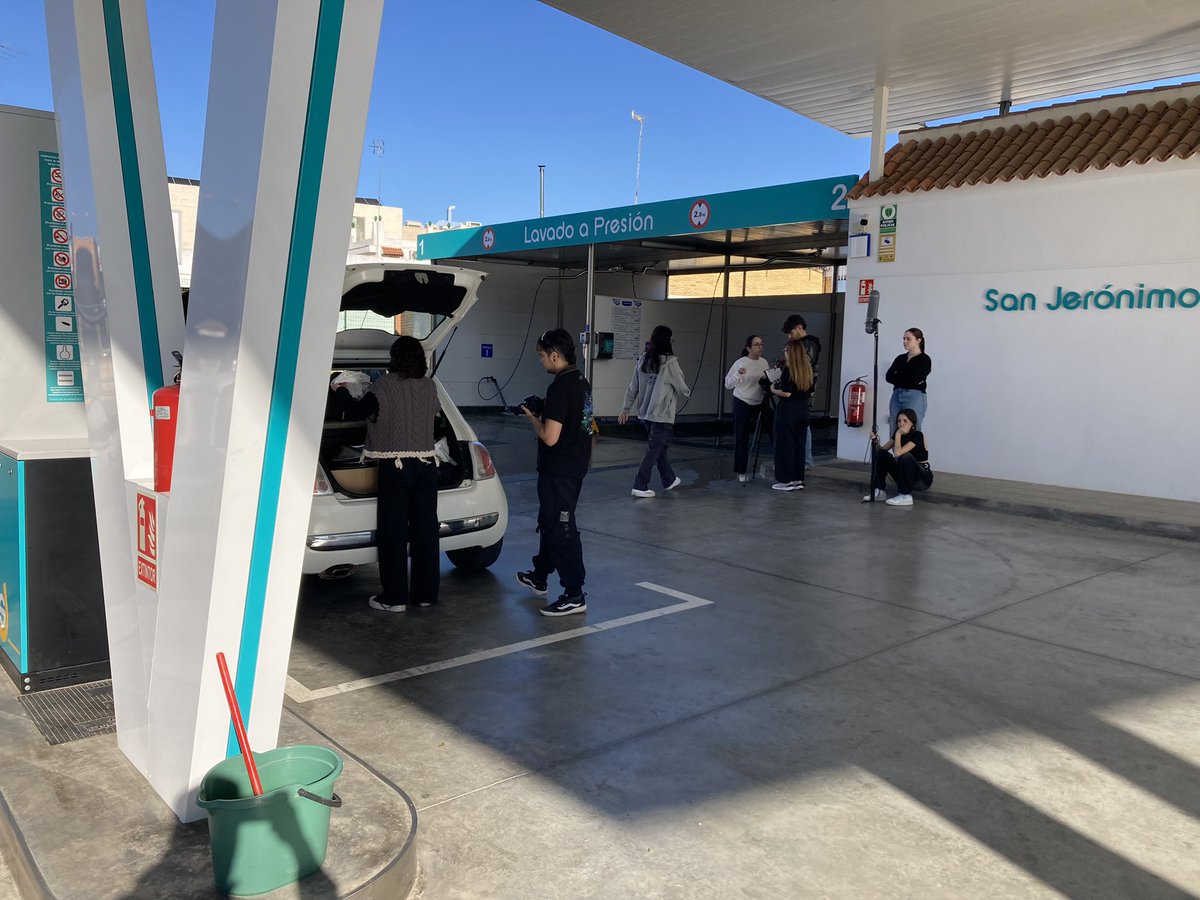 essanjeronimo's tweet image. Hoy nos han visitado los estudiantes de la @FCom_US y Galgo Films, para grabar en nuestras instalaciones un cortometraje. 
Mucha suerte y encantados de echaros una mano!!👍