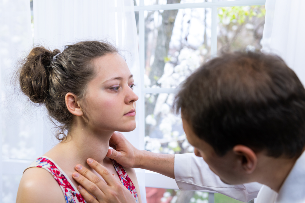 SuzyCohen's tweet photo. Not everyone with Hashimoto’s thyroiditis 🦋will develop a goiter, but it is possible. It's visible at the base of the neck. The tx for Hashimoto’s differs from hypothyroidism. Find out 5 complications 👇https://t.co/npCgCaVVwA
#ThyroidHealth #Hashimotos #Wellness #AutoimmuneAwareness @ThyroidMary @ThyroidNation @ThyroidChange @ThyroidSexy