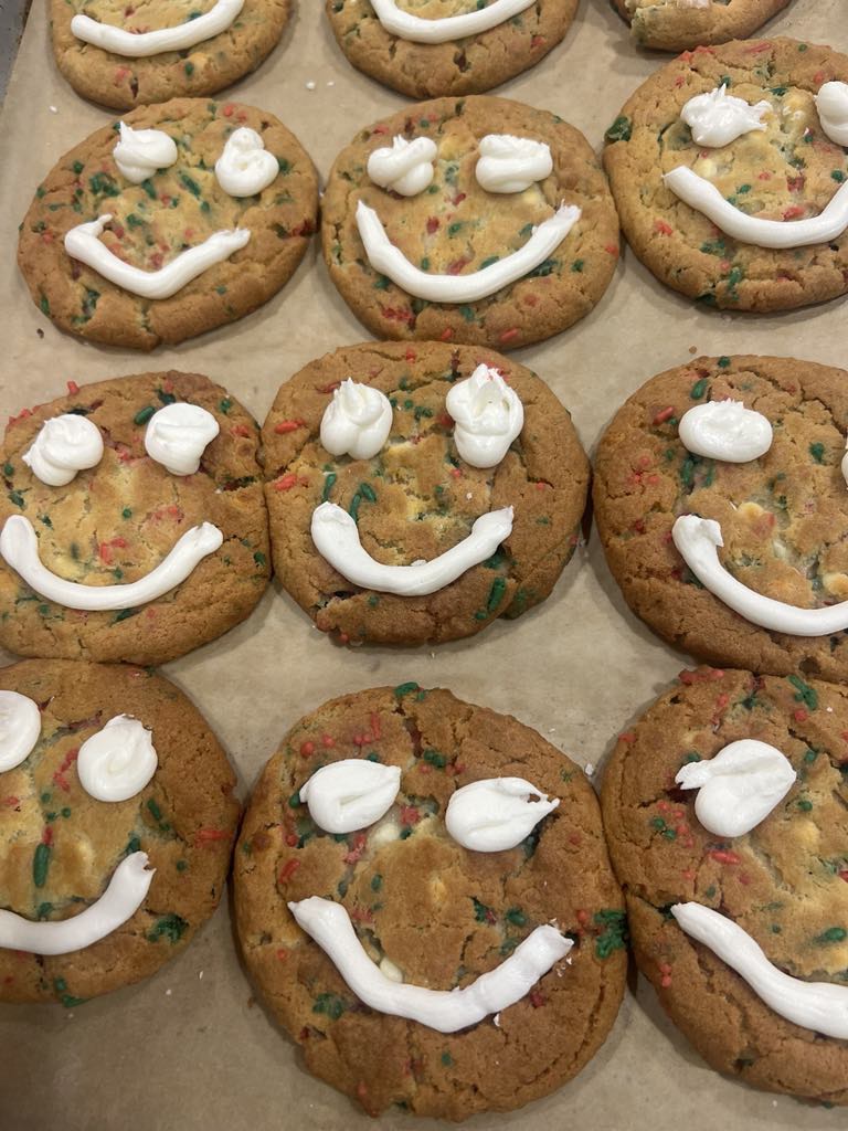 unitedwaykfla's tweet photo. Special thanks to @MayorPaterson&amp; Barrack, the Bear from @KingstonFronts for their help! 
There’s still time to grab a #HolidaySmileCookie at Tim Hortons! Every cookie sold supports local charities, including UWKFL&amp;A.
Every cookie makes a difference! 🍪 https://t.co/pM4WnaWWqS