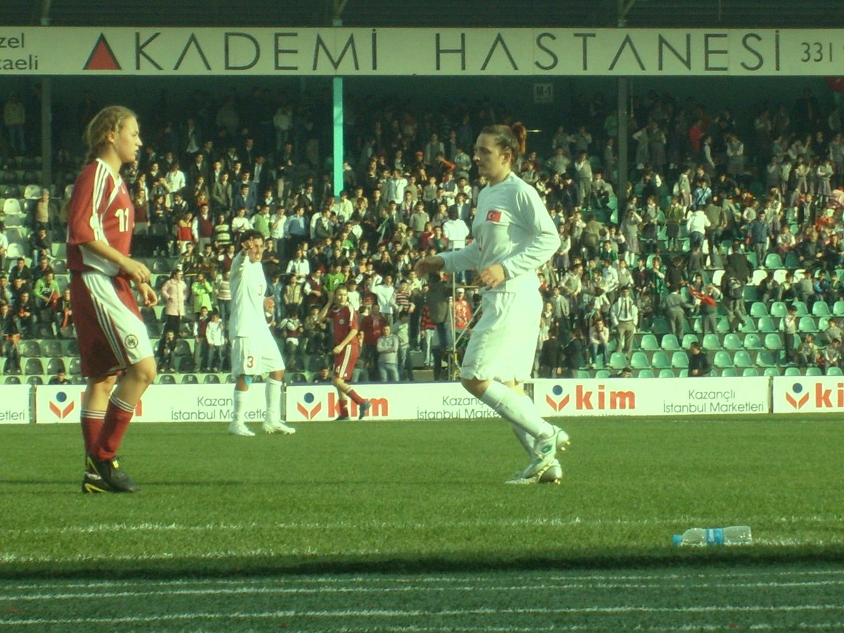 Profesyonel çekimlerin olmadığı fakat cefaların çekildiği dönemler. 2008 Aralık, Kocaeli Şehir Stadı. Türkiye -Letonya Kadın A Milli Takım maçı.
