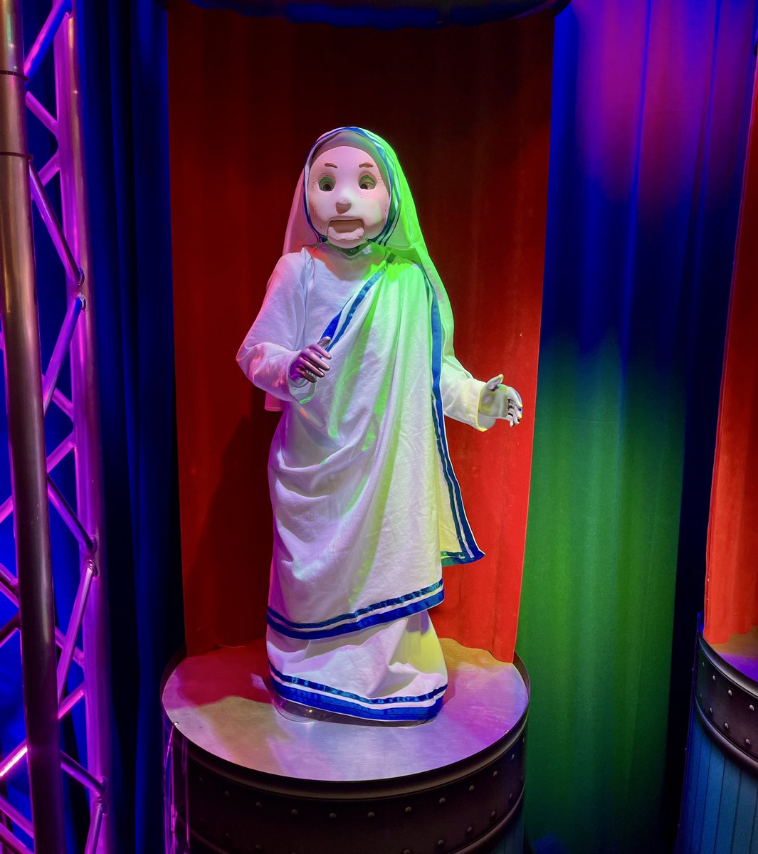 Elementary students visiting CST brought Mother Teresa’s story to life in the AniMakerspace Lab! From researching her legacy to crafting a handmade costume with the help of a talented parent seamstress, their creativity and teamwork shined. ✂️🎭
#EmpowerTheFuture #AniMakerspace