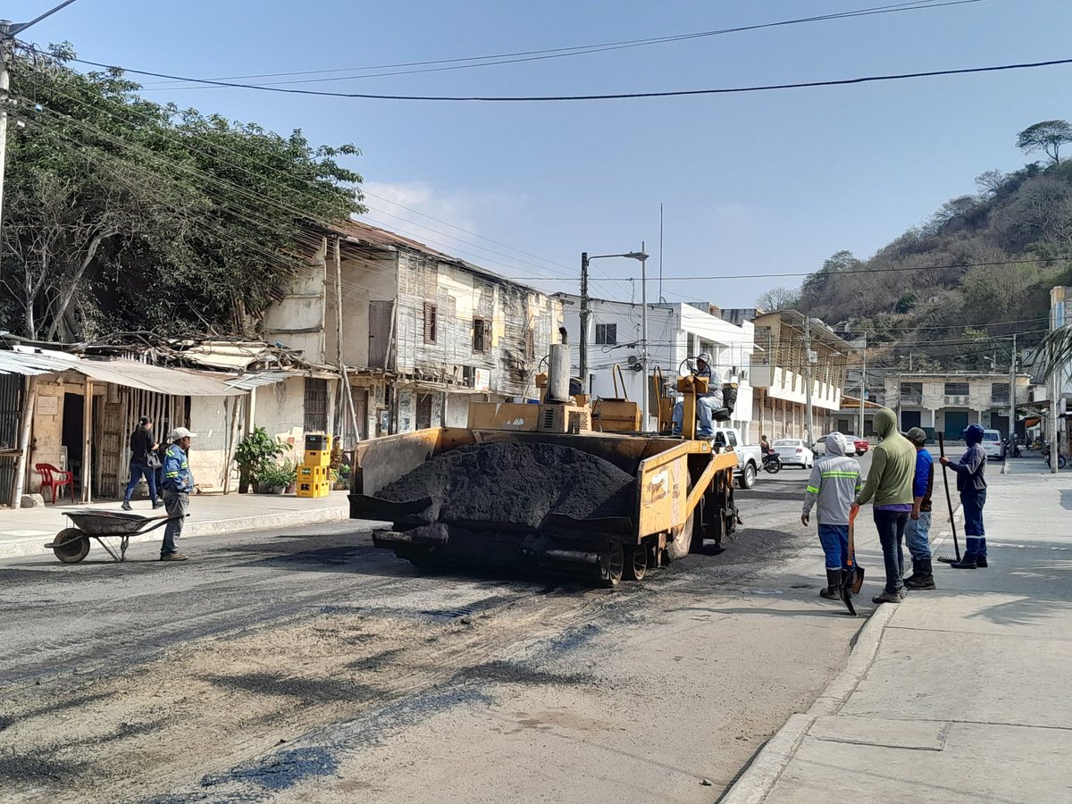 <a href="/GadSucre/">Municipio del Cantón Sucre</a> efectúa trabajos de bacheo en la calle Morales, vía que conecta los barrios Central y Dátiles de Bahía.

Estas acciones buscan mejorar la movilidad y seguridad vial, respondiendo a las necesidades de los ciudadanos y garantizando calles en óptimas condiciones.
