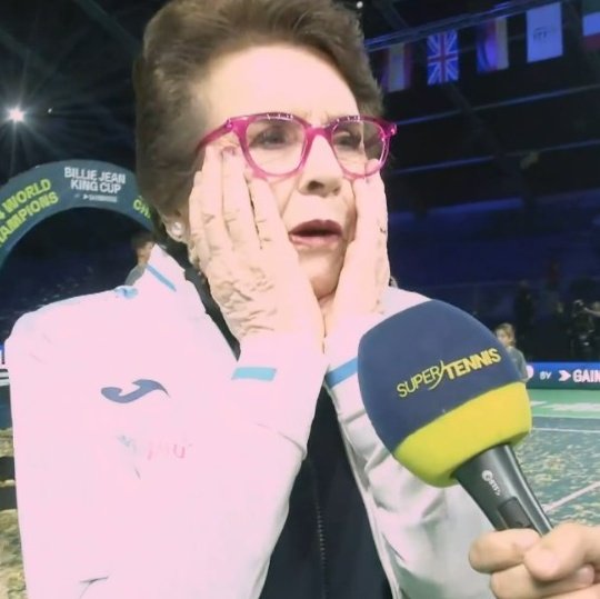 giovannipelazzo's tweet photo. Billie Jean King 🎙

"Incredibile, penso sia la 5ª volta che l'Italia vince la BJK Cup. Amo le giocatrici, AMO L'ITALIA. Amo uomini e donne che si divertono e giocano con il cuore.

L'altro ieri sono stata sveglia per vedere il doppio ed Errani ha fatto quel servizio da sotto... è stato impagabile! Jasmine ha fatto un salto pazzesco nell'ultimo anno, complimenti all'Italia!

Rappresentare il tuo paese è qualcosa che non si può comprare, è incredibile. Amo le competizioni a squadre e quando vinci con la tua squadra è un'emozione pazzesca. Tathiana mi ha regalato la giacca dell'Italia! Sono molto contenta che sia tornata in salute"

(Via @lorenzofares per @SuperTennisTv)
