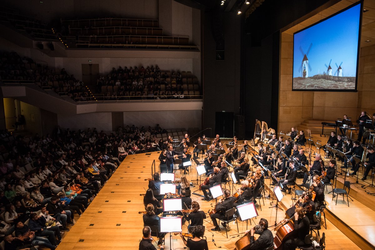 Hvala vsem, ki skrbite, da je dvorana, kot mora biti, da je moderator primerno osvetljen in dobro slišen, da projekcije tečejo kot po maslu, da vsak nastopajoči ve, kdaj mora na oder, da harfa stoji na svojem mestu in da so note zložene tako, kot morajo biti. Hvala ... 👇 (4/5)
