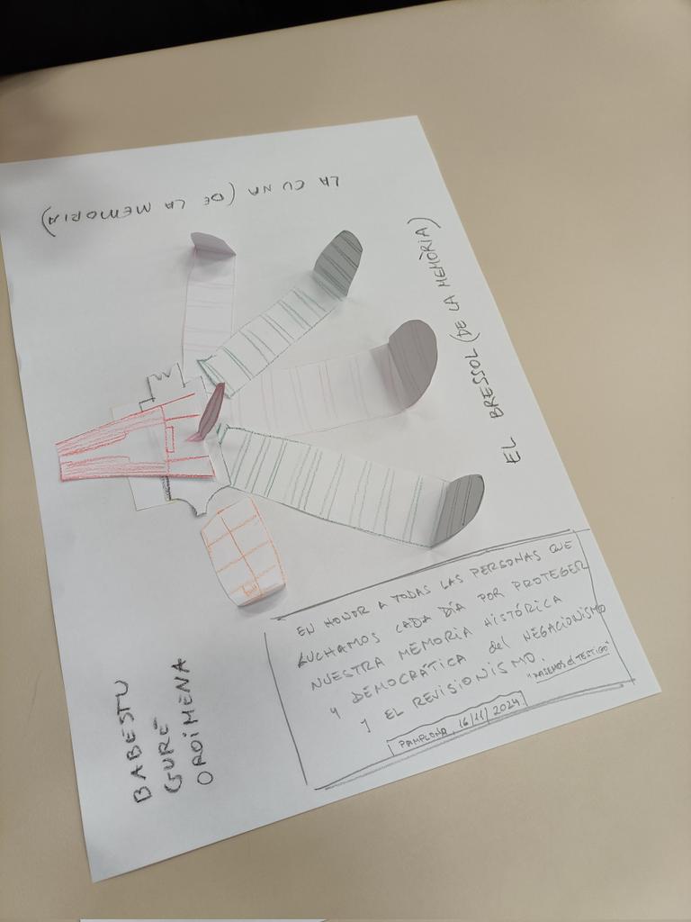 El 20N prefiero presentaros "La cuna de la Memoria", escultura en papel q realizamos junto a jóvenes en un breve taller del Congreso de Pamplona, a partir de juntar partes d un arma d guerra, y que nos autodedicamos. Mejor q las placas q alaban la Dictadura
<a href="/ARMH_Memoria/">Memoria_ARMH</a> <a href="/zetahv/">Zoraida Hijosa /❤️</a>