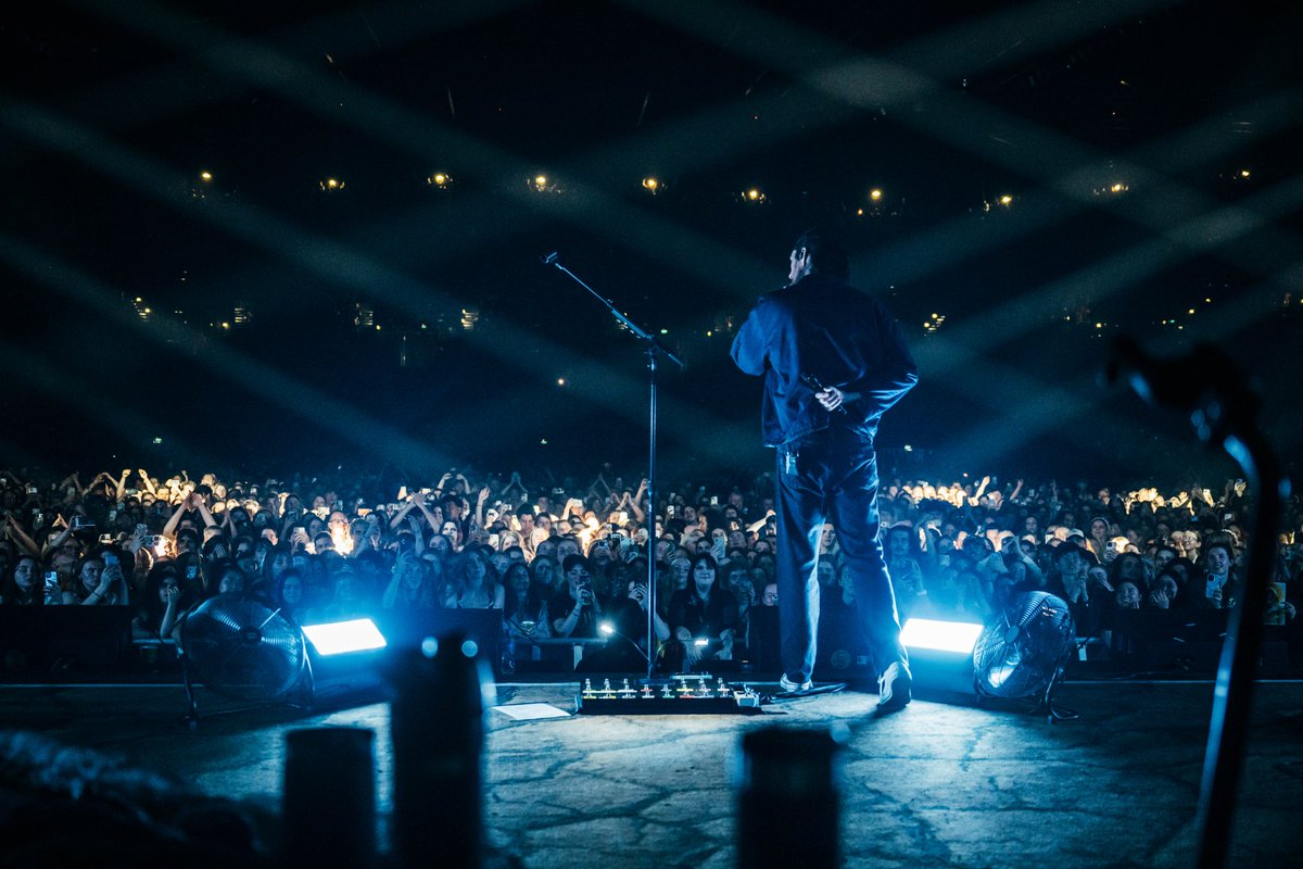Hozier's tweet photo. Auckland, Thank you 🖤

📷 @ruthlessimagery https://t.co/vDS2HkhYLK