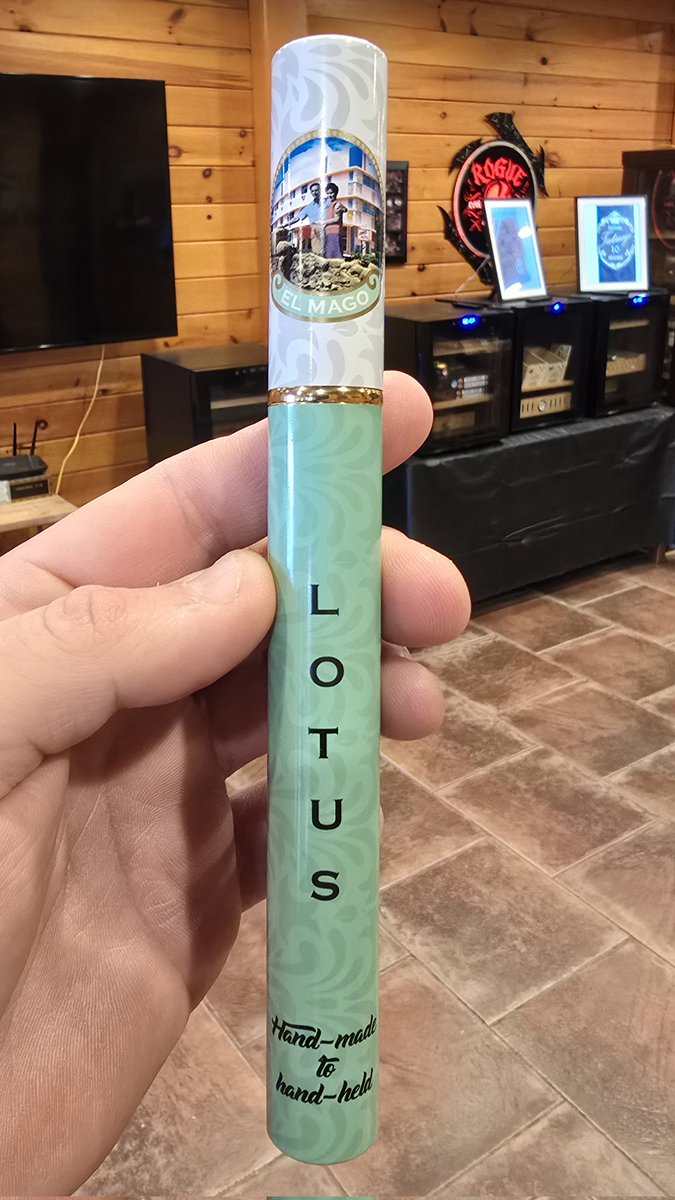 CigarCab1729's tweet photo. Trying El Mago Lotus during my lunch hour. 
#Cigar #Cigars #ElMago #Lotus https://t.co/ZSbvpIc9Qh