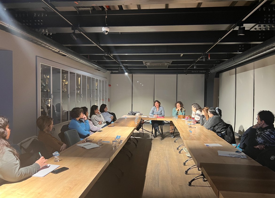 Bugün baro terasta gerçekleştirdiğimiz etkinlikte Av. Perihan Meşeli ile birlikte Cinsiyetçi Yargı Mitleri ve Feminist Dava Takibi üzerine konuştuk. Patriyarkaya karşı feminist mücadelemize tüm alanlarda devam edecek ve 25 Kasım saat 19.30’da Taksim Tünel’de olacağız.